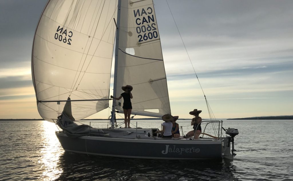 People sailing J/24 sailboat